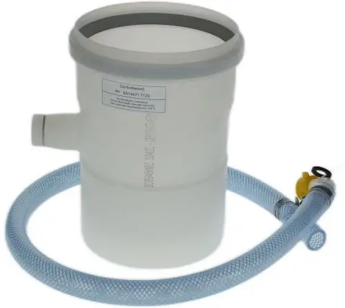 Weißes Rohrstück mit Anschlussmöglichkeiten und flexibler Wasserleitung, hergestellt von Bosch. Zeigt ein einfaches, funktionales Design für hydraulische Anwendungen.
